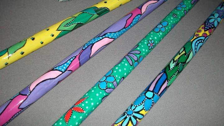Bunte Gymnastikst&auml;be liegen auf einem grauen Untergrund, verziert mit verschiedenen kreativen Mustern und Farben.