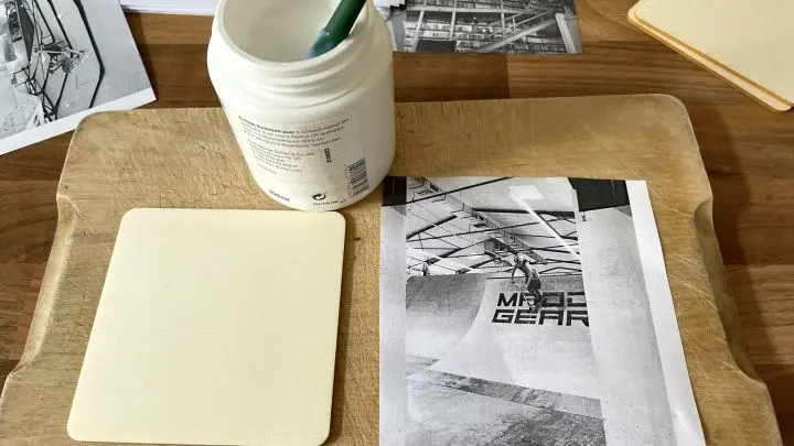Das Foto wird mithilfe von Leim oder Photo Patch auf das Holz geklebt.