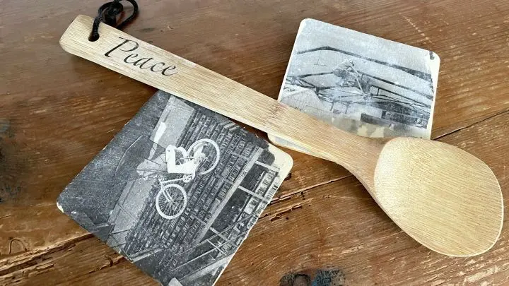 Hier sieht man neben den Bildern auch einen Holzlöffel, auf den ich einen einfachen Schriftzug geklebt habe.