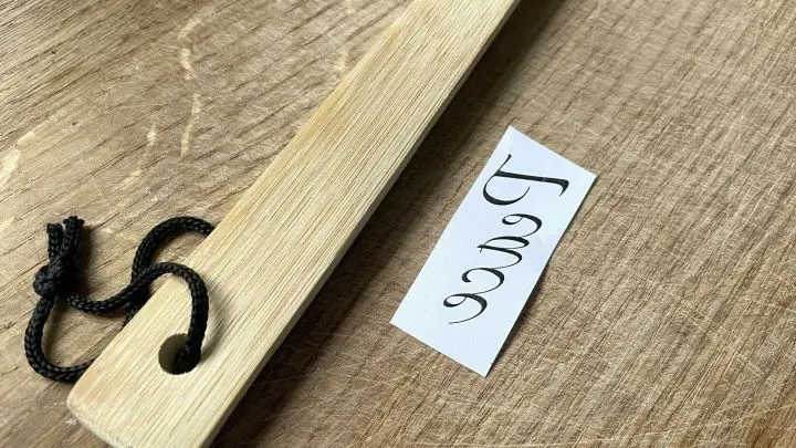 Schriftzüge lassen sich ebenfalls auf Holz übertragen. Dabei muss man jedoch darauf achten, dass man den Schriftzug spiegelverkehrt ausdruckt.