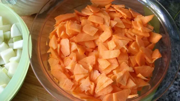 Erst mal die Karotte klein schnippeln, je kleiner und dünner, desto schneller ist das Gericht beim Kochen gar.