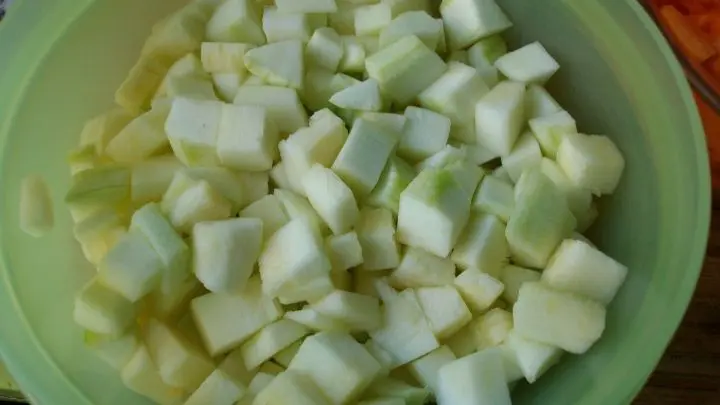 Meine Zucchini hab ich auch extra klein gewürfelt, damit auch diese dann schnell gar sind in der Pfanne.