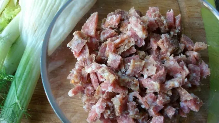 Hier seht ihr meine klein geschnittene Salami. Ihr könnt natürlich jede Salami nutzen, ich hatte eine edle Ringsalami und bei dieser zuvor die Haut entfernt.