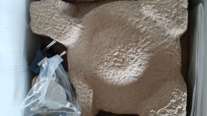 Ein Karton enth&auml;lt einen Artikel, der sorgf&auml;ltig in umweltfreundlichem Material verpackt ist, bereit f&uuml;r die R&uuml;ckgabe.