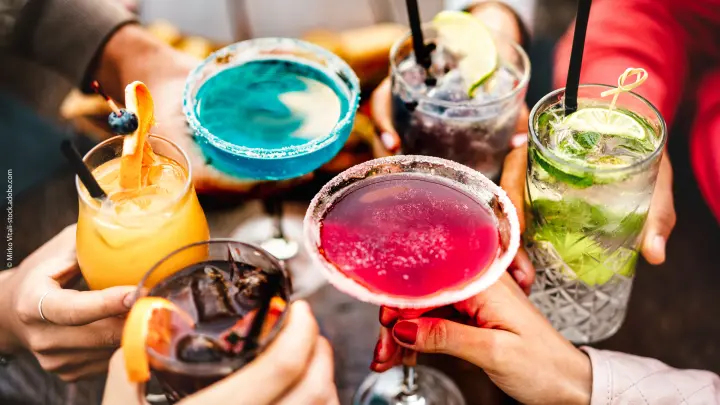 Bunt, sch&ouml;n dekoriert und so viel Auswahl! Cocktails sind oft ein echter Hingucker und sehr beliebt in Bars, Caf&eacute;s und Restaurants. 