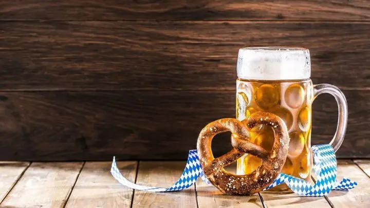 Bier, literweise Bier! Dazu eine leckere Brezel und fertig ist das Oktoberfest-Men&uuml;. Zu nicht-Coronazeiten str&ouml;men j&auml;hrlich Millionen von Menschen in die Bierzelte - und das von der ganzen Welt. 