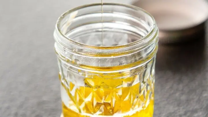 Alles, was ihr f&uuml;r die Zubereitung des Dressings braucht ist ein sauberes Marmeladenglas oder ein &auml;hnlicher Beh&auml;lter, den ihr gut verschlie&szlig;en k&ouml;nnt.