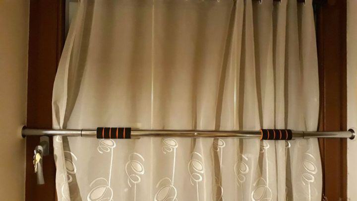 Ein Fenster ist mit einem Vorhangstangen-System gesichert, um Einbrechern den Zugang zu erschweren.