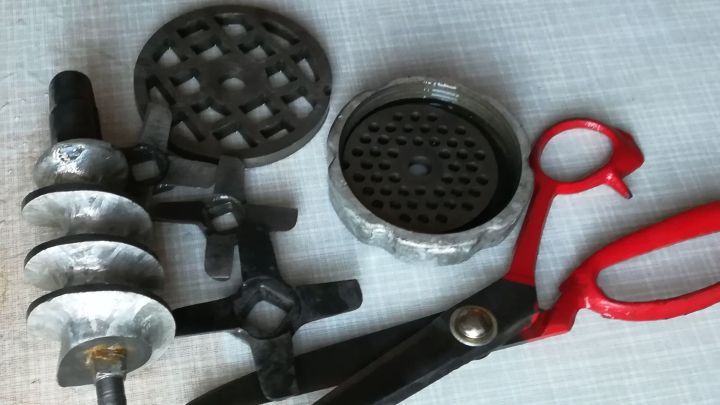 Rostige Werkzeuge und Scheren liegen auf einem hellen Untergrund, bereit zur Reinigung und Pflege von Rost.