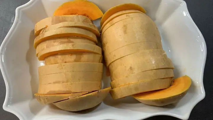 Den in Spalten geschnittenen Hokkaido-K&uuml;rbis f&uuml;r ca. 10 Minuten im Backofen grillen. 