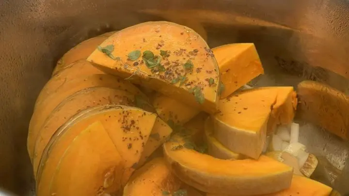 Nachdem Grillen des Hokkaido-K&uuml;rbisses kommen die Spalten zu den ged&uuml;nsteten Birnenw&uuml;rfeln und dem Knoblauch.
