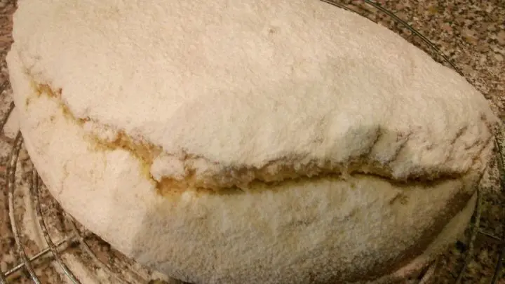 Dieses Bild zeigt, wie dann direkt, solange der Stollen noch warm ist, nach der Butter richtig dick Puderzucker aufgest&auml;ubt wurde. 