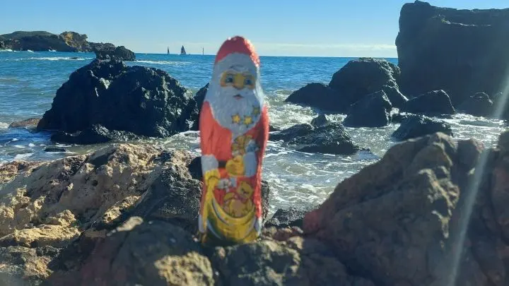 Jeder kann mir täglich die passende Tür zusenden und erhält von mir dann eine kleine Überraschung in Form von einem Foto vom Urlaubsort, oder einem kurzen Video z.B. von der Brandung zurück.