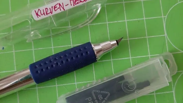 Beim Kauf dieses Cutters sind zwei Ersatzklingen vorhanden. Dieser Cutter ist zwecks schnellen Wiederfindens gesondert beschriftet