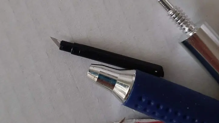 Dieser besondere Cutter verfügt über eine dreieckig geformte Klinge, die zudem in sich rotieren kann!