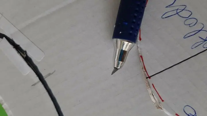 Den eingezeichneten Kreis für das Guckloch schnitt ich mit einem besonderen Cutter, dem sog. KURVENMESSER aus.