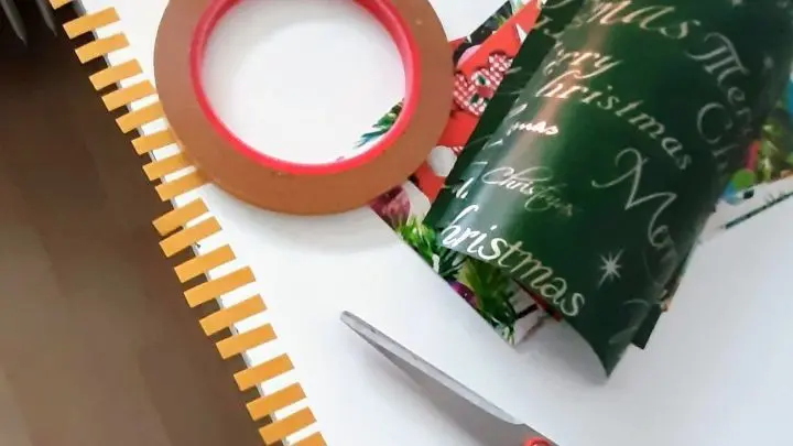 Vor dem Rollen jedes einzelnen Papiers schnitt ich viele Klebestreifen zu, was das Arbeiten in Serie erleichterte.