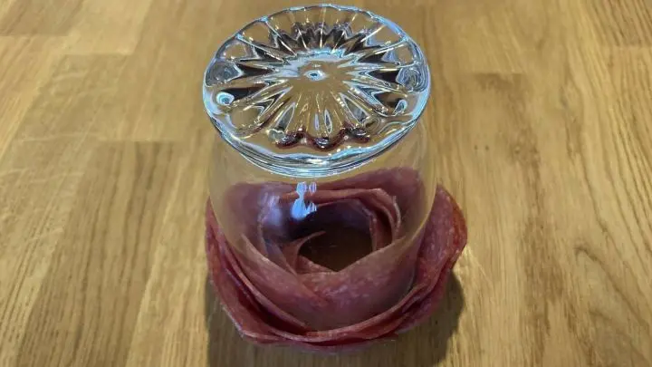 Je nach Glasgr&ouml;&szlig;e kannst du die Salami-Rose individuell anpassen und gestalten.