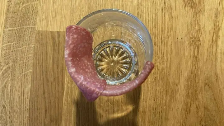 Die Salami-Rose ist im Handumdrehen vorbereitet! Alles, was du daf&uuml;r brauchst, ist ein Glas.