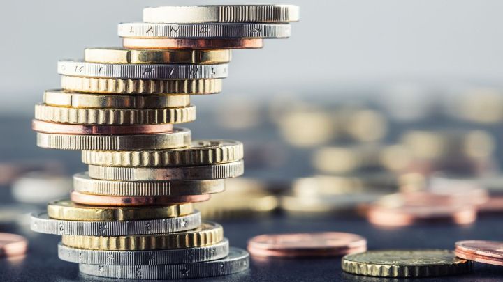 Gestapelte M&uuml;nzen symbolisieren das "richtige" Anlegen von Geld und das Minimieren von Risiko in einem neutralen Umfeld.