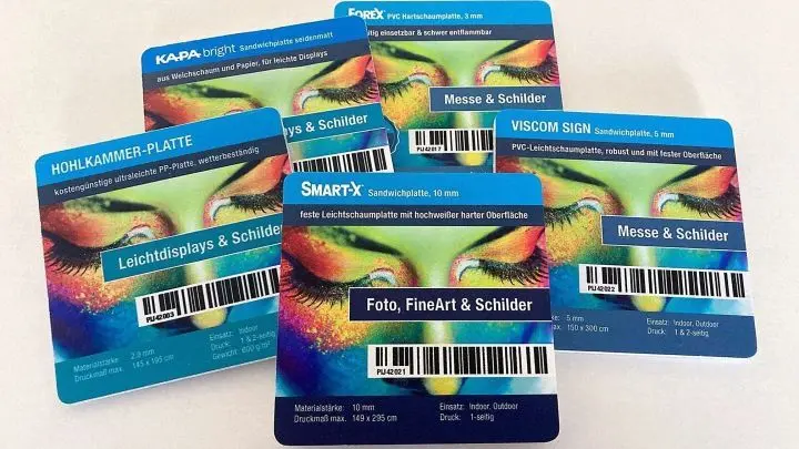 Diese Mustertäfelchen helfen bei der Auswahl der Plattensorte. Durch einen einfachen Bisstest erwies sich die „Smart-X“-Sandwichplatte als ab robustesten, denn meine Zähne konnten bei ihr - im Gegensatz zu den anderen Platten - keine Einkerbungen in der harten Oberfläche hinterlassen.