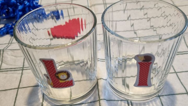 Zwei beschriftete Gl&auml;ser stehen nebeneinander auf einem karierten Tischdecken, um Verwechslungen zu vermeiden.