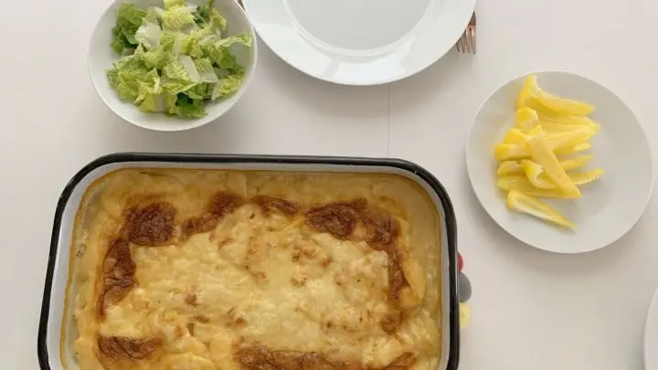 Zu dem Kartoffelgratin passt sehr gut ein knackiger Blattsalat oder Gemüse.
