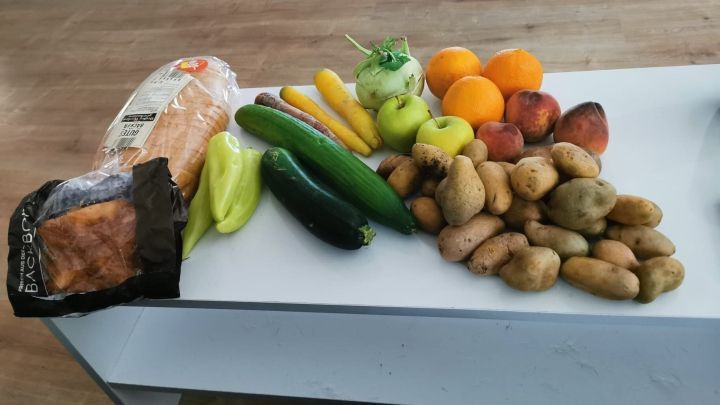 Ein frischer Obst- und Gem&uuml;setisch zeigt eine bunte Auswahl an Lebensmitteln, die Nachhaltigkeit und Zero Waste f&ouml;rdern.