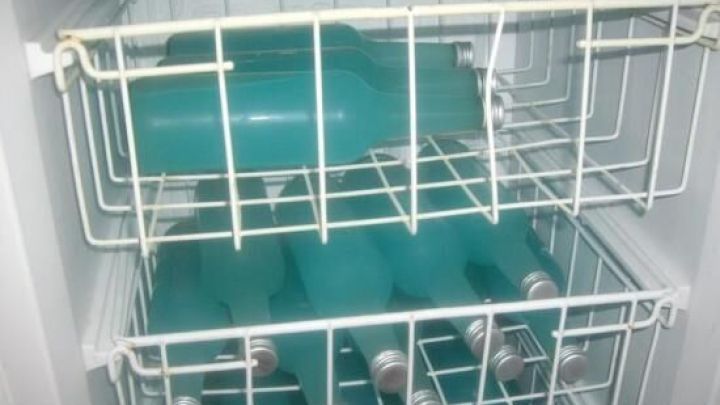 Eine Reihe von gefrorenen Getr&auml;nkeflaschen ist in einem Gefrierschrank gestapelt, bereit zum Trinken in einem Schwimmbad.