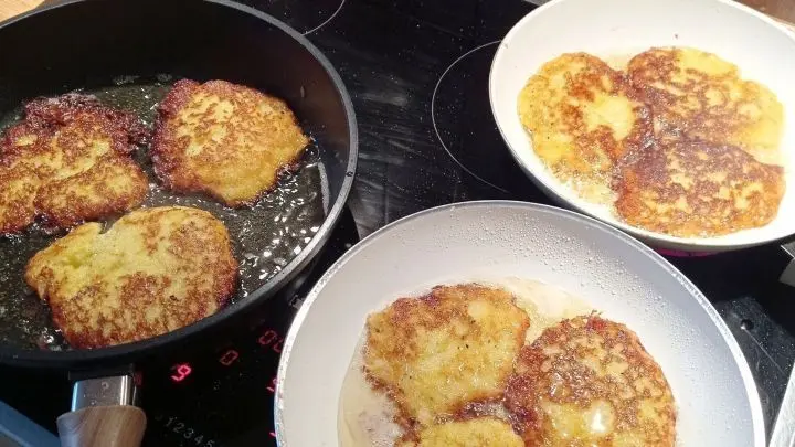 Sind sie auf einer Seite gut gebräunt, werden die Reibekuchen gewendet und die andere Seite kann auch Farbe annehmen.