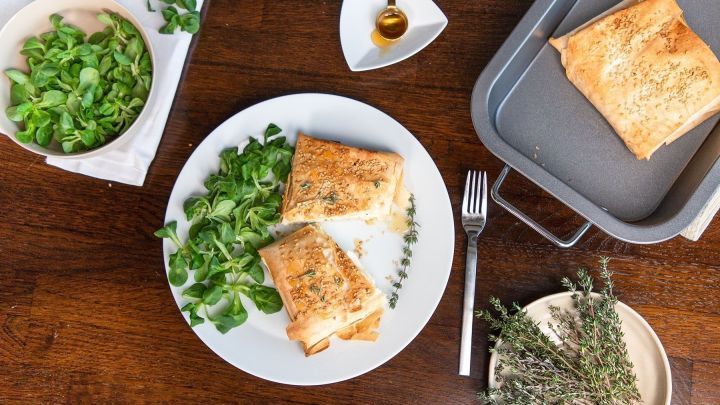 Gebackener Feta in Filoteig mit Honig &amp; Sesam - Rezept | Frag Mutti