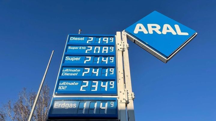 Eine Preisanzeige zeigt die aktuellen Kosten f&uuml;r Diesel, Super und Erdgas an, was die wachsenden Energiepreise verdeutlicht.