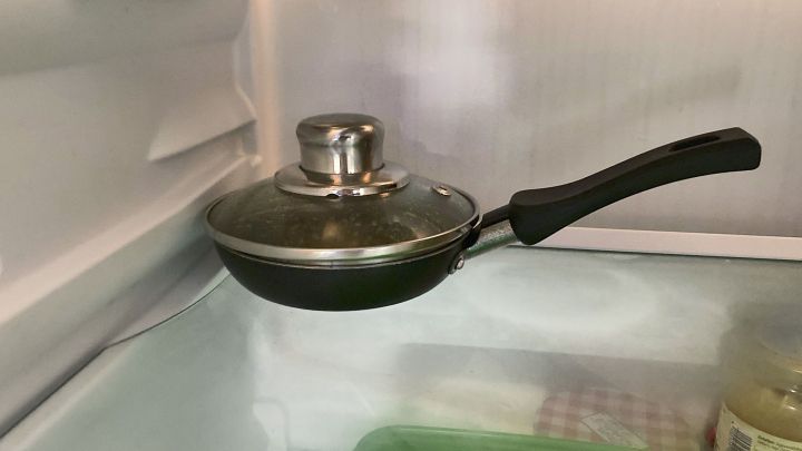 Das erkaltete Pf&auml;nnchen enth&auml;lt noch ausreichend &Ouml;l und Bratensaft f&uuml;r den n&auml;chsten Pattie. Also ab damit zur Zwischenlagerung in den K&uuml;hlschrank, denn da passt es aufgrund seiner winzigen Gr&ouml;&szlig;e ganz problemlos hinein!