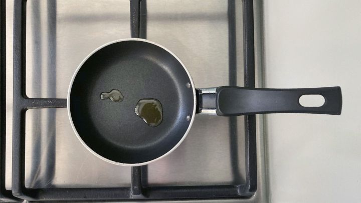 Nun ein paar Tropfen &Ouml;l werden im Butterpf&auml;nnchen ben&ouml;tigt - so geht fettarme und sparsame Zubereitung eines Fleischgerichts - ohne dennoch auf Geschmack und Qualit&auml;t verzichten zu m&uuml;ssen.