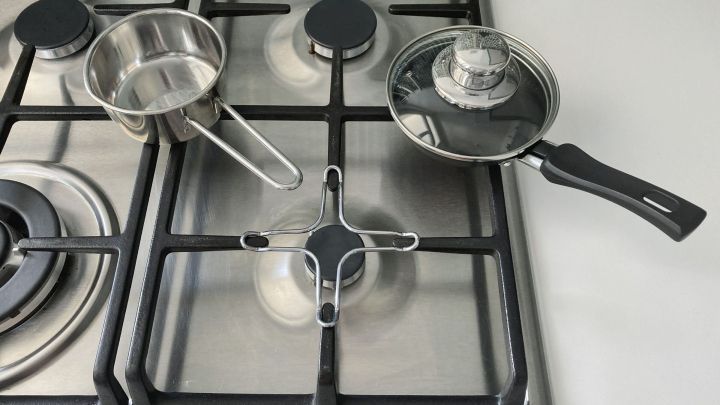 Dieser spezielle kreuzf&ouml;rmige Gasherdaufsatz ist allerdings n&ouml;tig, damit das winzige Pf&auml;nnchen nicht vom gusseisernen Topftr&auml;ger des Gasherdes abrutscht. Solch ein Aufsatz wird auch gebraucht, um kleine Stielt&ouml;pfe sicher auf dem Herd platzieren zu k&ouml;nnen.