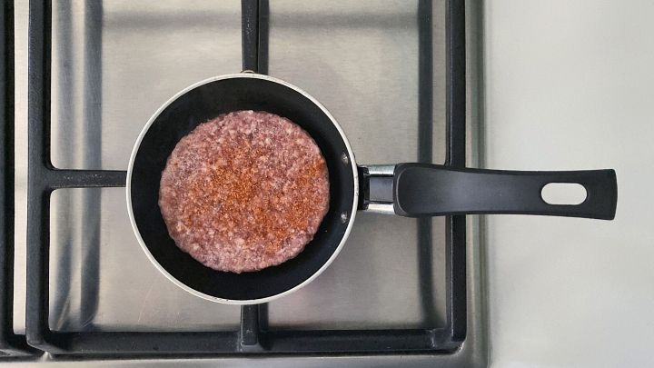 Der bereits etwas gew&uuml;rzte Pattie passt perfekt ins Pf&auml;nnchen! Und somit ist auch nur ganz wenig &Ouml;l zum Braten n&ouml;tig. Er kann dennoch problemlos mit der Kochpinzette gewendet werden.