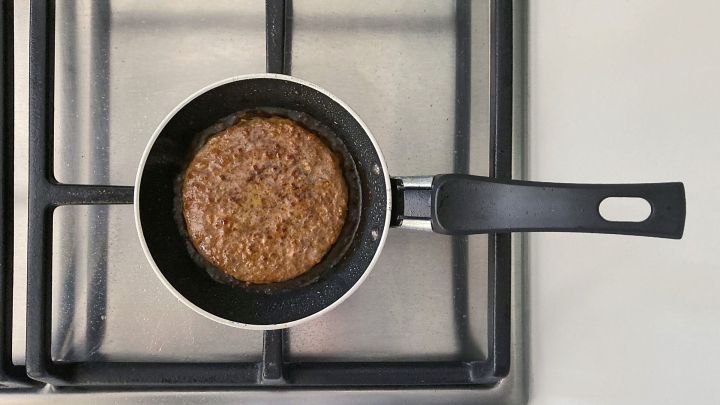 Und so sieht der fertig durchgebratene Patty aus. Er muss gar nicht unn&ouml;tig in vielem &Ouml;l schwimmen, zumal sich ja auch zus&auml;tzlich ein aromatischer Bratensaft bildet.