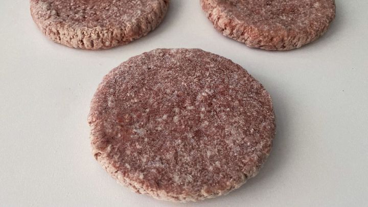 Die Rindfleich-Burger-Pattys gibt es tiefgefroren in verschieden gro&szlig;en Vorrats-Packungen preiswert in vielen Superm&auml;rkten. 