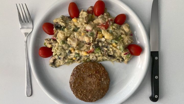 Ein einzelner gut durchgebratener Rindfleisch-Patty reicht mir v&ouml;llig als leckere Fleischbeilage zu Salat o.&auml;. Damit kann ich zudem auf gut &uuml;berschaubare Weise meinen Fleischkonsum (herunter-)regeln!