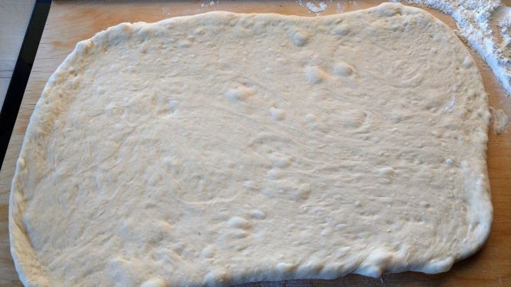 Der Teig wird so breit wie die Kastenform ist, ausgerollt. Danach wird der Teig zu einer Rolle geformt.