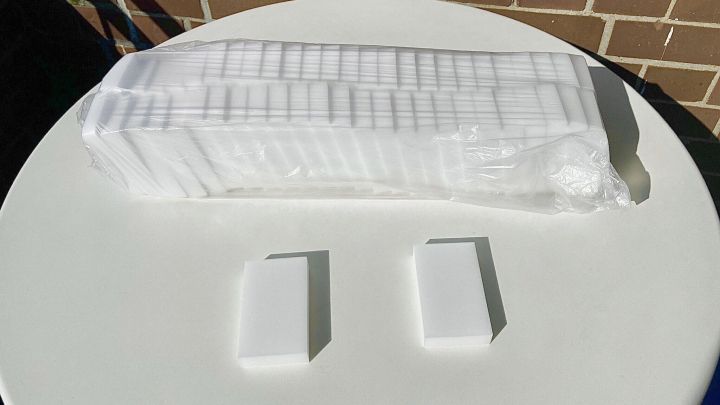 Wei&szlig;e Schmutzradierer liegen auf einem runden Tisch, w&auml;hrend zwei Einzelst&uuml;cke daneben stehen.