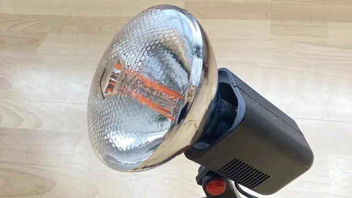 Die LED-Lampe erinnert an die alten Rotlicht-Lampen aus der Kindheit. Allerdings produziert sie keine Infrarotw&auml;rme, sondern lediglich optimales Pflanzenlicht.