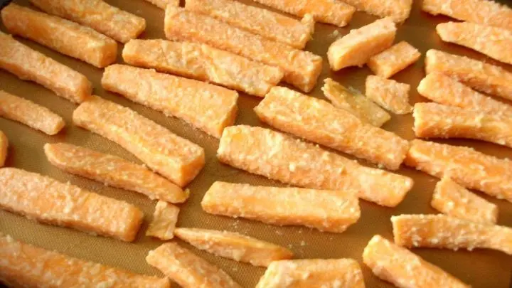 Pommes jede einzeln auf ein Backpapier belegtes Blech legen. Nach 15 min wenden und weitere 15 min backen.