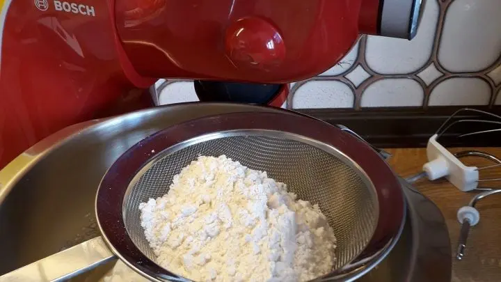 Auf die Eigelbmasse gibt man den Eischnee und zuletzt erst das gesiebte Mehl. Dann wird alles nur noch untergehoben.