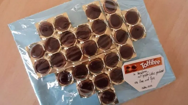 Dieser Text - verziert mit Abbildungen von der Originalverpackung-wurde unten rechts auf das Herz geklebt.