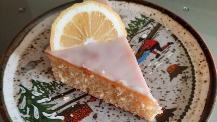Zitronenkuchen mit Dinkelvollkornmehl und Zitronenguss - Rezept