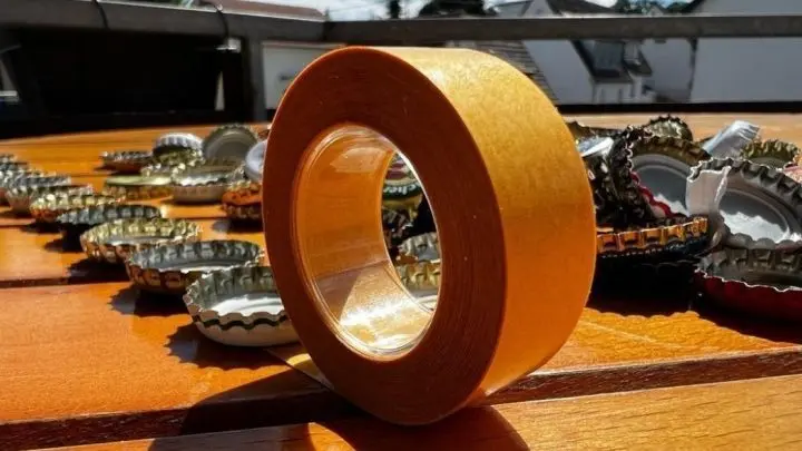 Auch Tomatentöpfe, Blumenkistchen, mit Kräutern usw. werden mithilfe von doppelseitigem Klebeband und Kronkorken vor den Nacktschnecken geschützt.