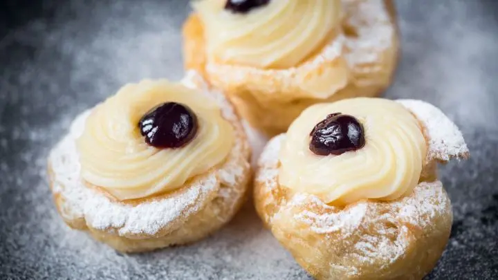 Zeppola hei&szlig;t dieses typisch italienisches Vatertagsgeb&auml;ck. Sehr &auml;hnlich in Geschmack und Aussehen ist es wie Windbeutel.