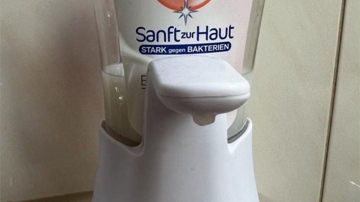 Ein Seifenspender steht auf einer Oberfl&auml;che und wartet darauf, mit Fl&uuml;ssigseife nachgef&uuml;llt zu werden.