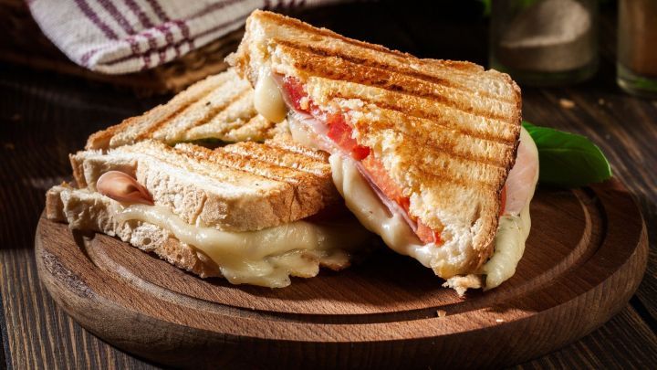 Sandwichtoast mit Wacholderschinken und Tomate - Rezept | Frag Mutti